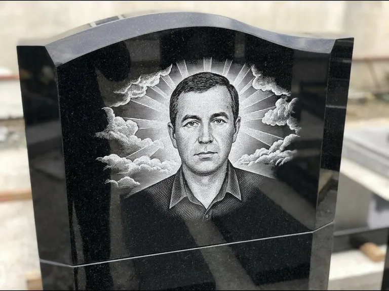 Гравировка фото на памятнике — с фоном в Волгограде