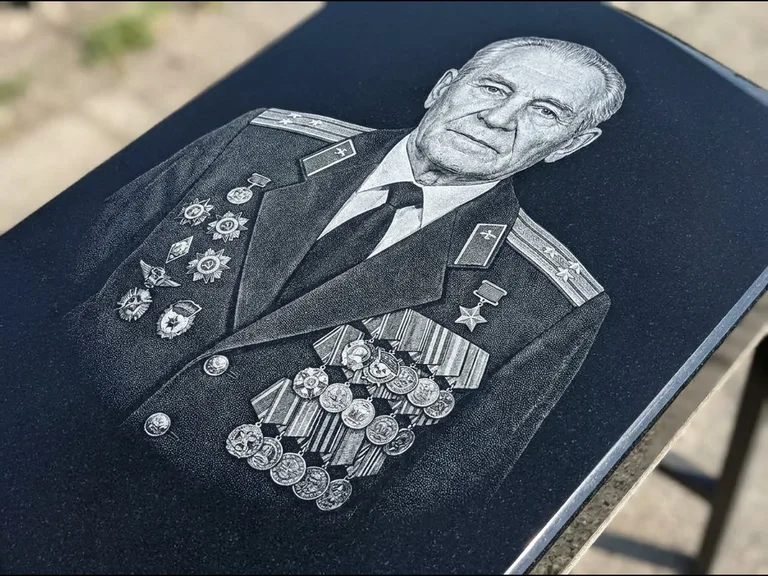 Гравировка фото на памятнике — военный / ветеран в Волгограде