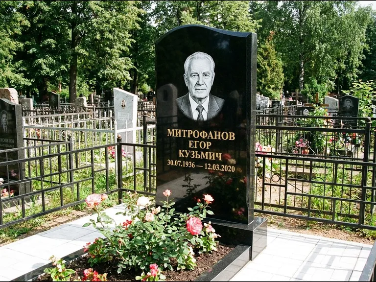 Гравировка портрета на чёрном граните — выполненная работа 29 в Волгограде