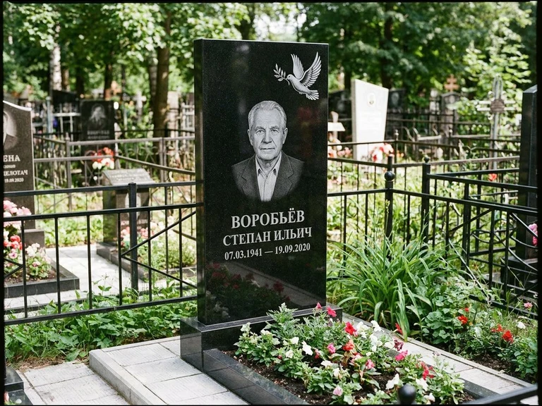 Гравировка голубей на памятник в Волгограде — памятник из чёрного гранита с гравировкой