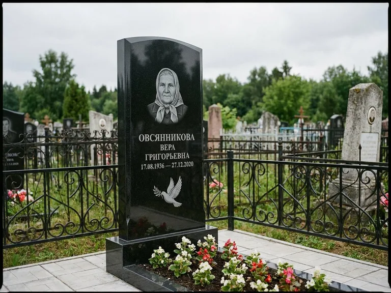Памятник с гравировкой голубей — гравировка голубя с оливковой ветвью рядом с эпитафией, работа «Овсянникова» в Волгограде