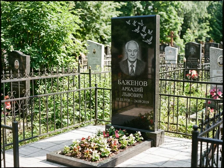 Памятник с гравировкой голубей — гравировка стаи голубей, взлетающей от угла стелы, работа «Баженов» в Волгограде