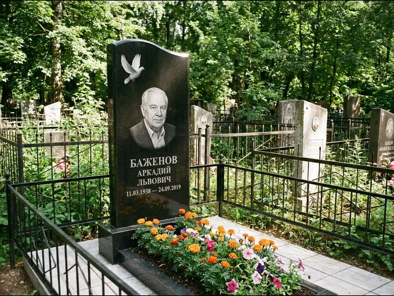 Памятник с гравировкой голубей — белая гравировка взлетающего голубя над портретом, работа «Баженов» в Волгограде