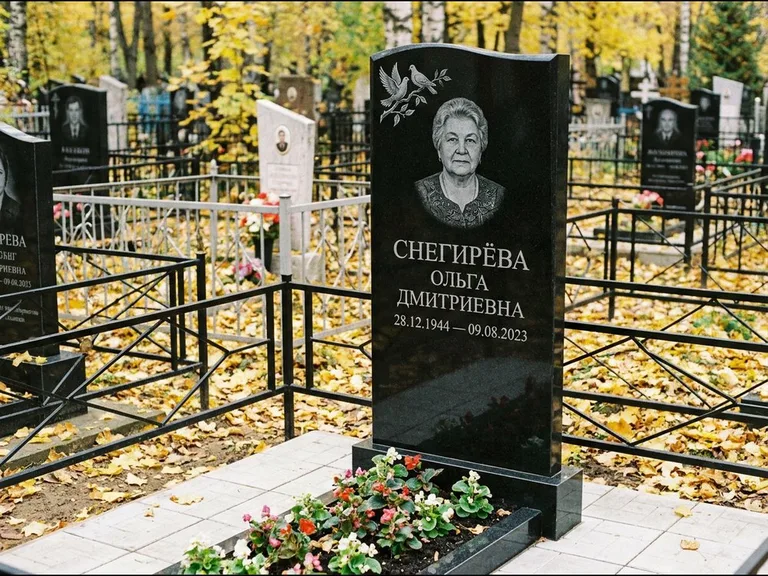 Памятник с гравировкой голубей — гравировка пары голубей на ветке в верхнем углу стелы, работа «Снегирёва» в Волгограде