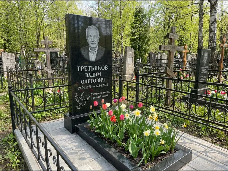 Памятник с гравировкой голубей — гравировка голубя с оливковой ветвью рядом с эпитафией, работа «Третьяков» в Волгограде