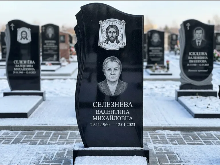 Памятник с гравировкой иконы — Казанская икона Божией Матери на стеле, работа «Одинцов» в Волгограде