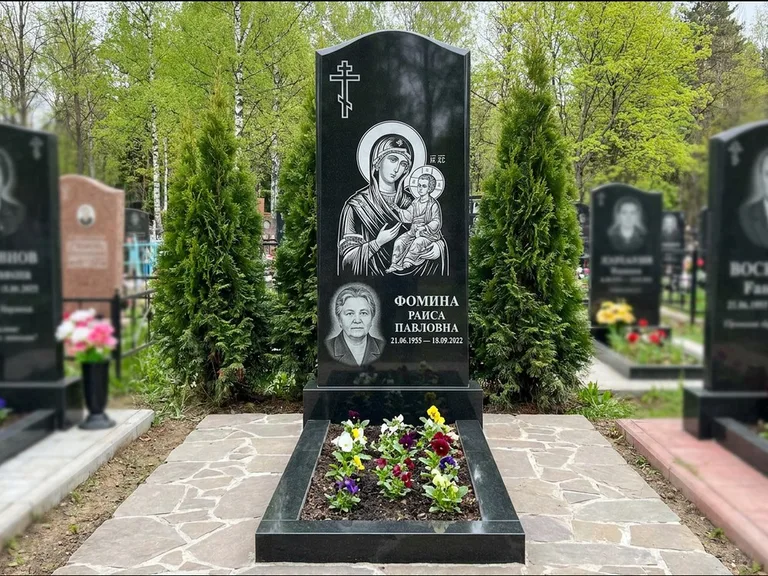 Памятник с гравировкой иконы — икона в резном киоте, работа «Гущин» в Волгограде