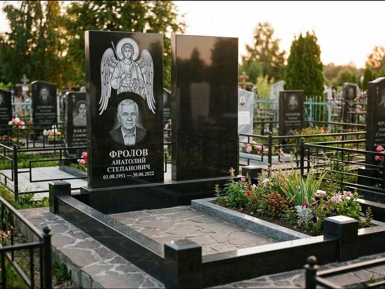 Памятник с гравировкой иконы: стела с резной рамкой вокруг иконы — Архангел Михаил на стеле, белая мраморная крошка с бордюром, работа «Богданова» в Волгограде