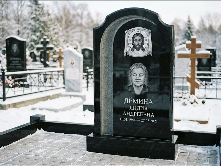 Памятник с гравировкой иконы: гранёный восьмиугольный обелиск с крестом — гравировка Николая Чудотворца, семейный участок с гранитной скамьёй, работа «Зотов» в Волгограде