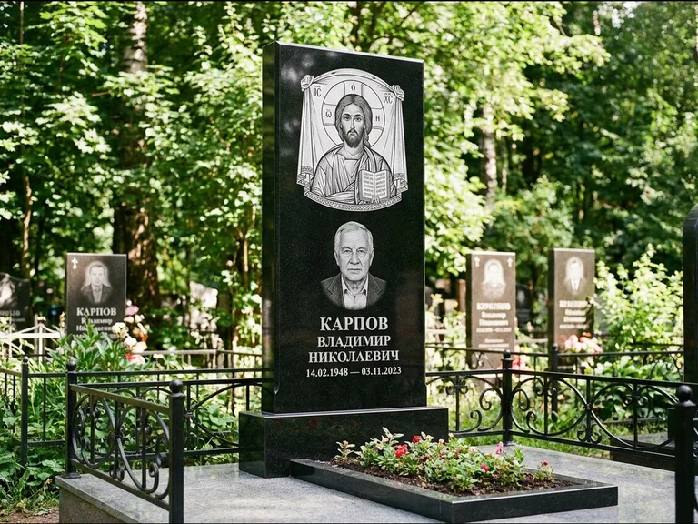 Памятник с гравировкой иконы: широкая двойная семейная стела — золочёный нимб на образе, цветник с красными розами, работа «Воронцова» в Волгограде