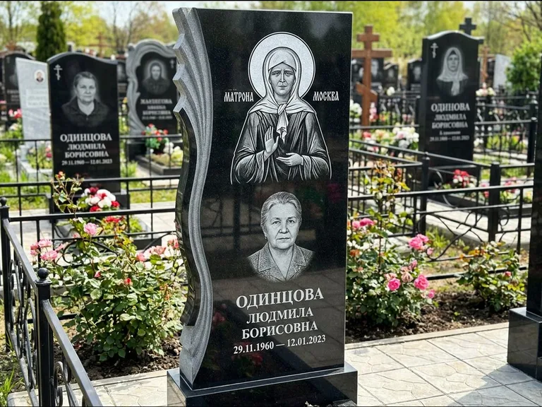 Памятник с гравировкой иконы: ступенчатая двухуровневая стела — Архангел Михаил на стеле, каменная дорожка из плитняка, работа «Одинцов» в Волгограде