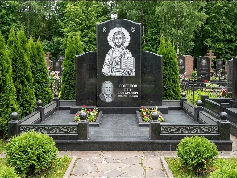 Памятник с гравировкой иконы: широкая горизонтальная лежачая плита-стела — икона в резной рамке-киоте, серая гравийная отсыпка с бордюром, работа «Богданова» в Волгограде