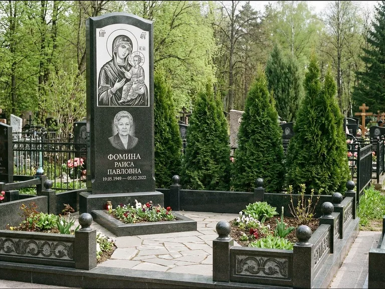Памятник с гравировкой иконы: высокий гранёный обелиск с крестом-навершием — гравировка образа Матроны Московской, открытый участок без ограды, работа «Третьяков» в Волгограде