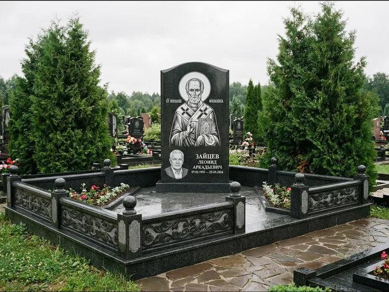 Памятник с гравировкой иконы: стела с гранитным столиком и скамьёй — Архангел Михаил на стеле, семейный участок с плиткой, работа «Верещагина» в Волгограде