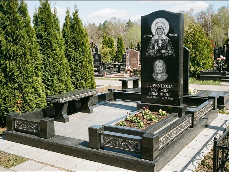 Памятник с гравировкой иконы: стела в форме раскрытой книги с образом — гравировка образа Спасителя, цоколь тёмной плиткой, работа «Зотов» в Волгограде