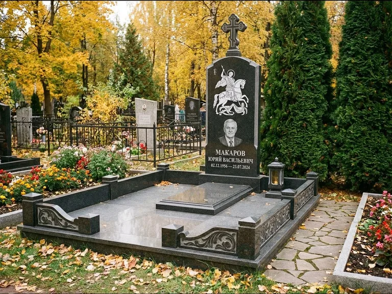 Памятник с гравировкой иконы: ступенчатая трёхуровневая стела — золочёный нимб на образе, дорожка из природного плитняка, работа «Лебедева» в Волгограде