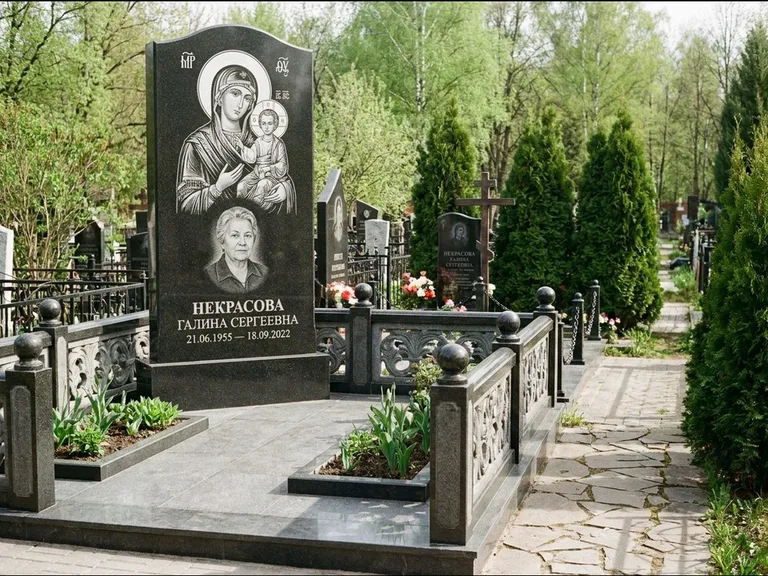 Памятник с гравировкой иконы: полукруглая стела с купольным навершием — Архангел Михаил на стеле, заснеженный зимний участок, работа «Гущин» в Волгограде