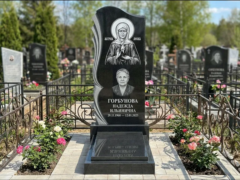 Памятник с гравировкой иконы — икона в резном киоте, работа «Одинцов» в Волгограде