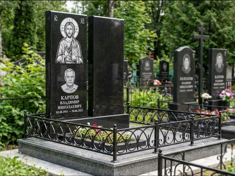 Памятник с гравировкой иконы — Казанская икона Божией Матери на стеле, работа «Богданова» в Волгограде