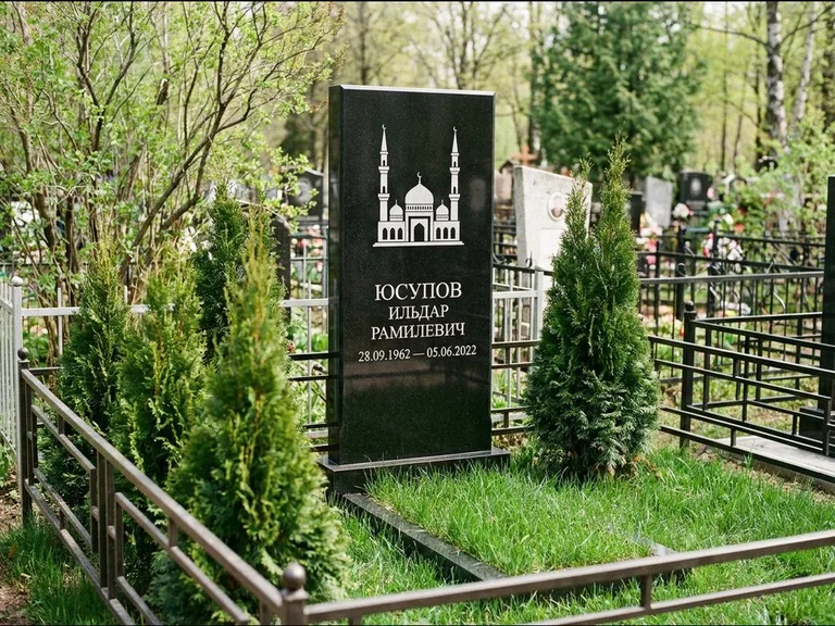 Мусульманский памятник с гравировкой мечети — силуэт мечети с двумя минаретами над именем, работа «Юсупов» в Волгограде
