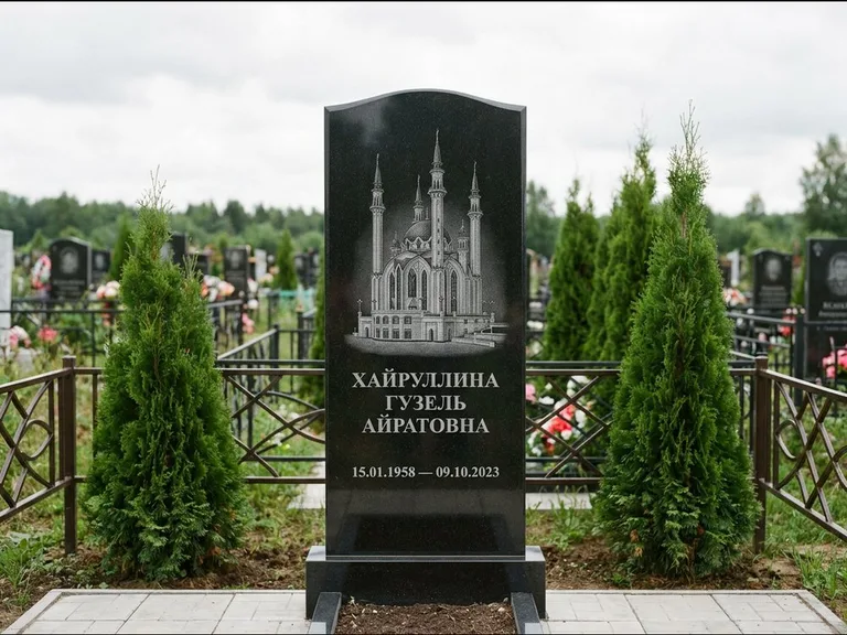 Мусульманский памятник с гравировкой мечети — мечеть Кул-Шариф на обороте стелы, работа «Хайруллина» в Волгограде