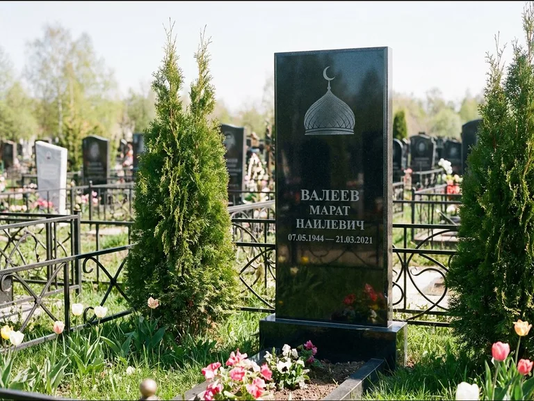 Мусульманский памятник с гравировкой мечети — купол с полумесяцем в верхней части, работа «Валеев» в Волгограде