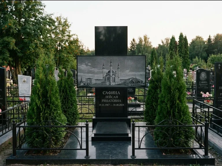 Мусульманский памятник с гравировкой мечети — панорама мечети во всю ширину стелы, работа «Сафина» в Волгограде