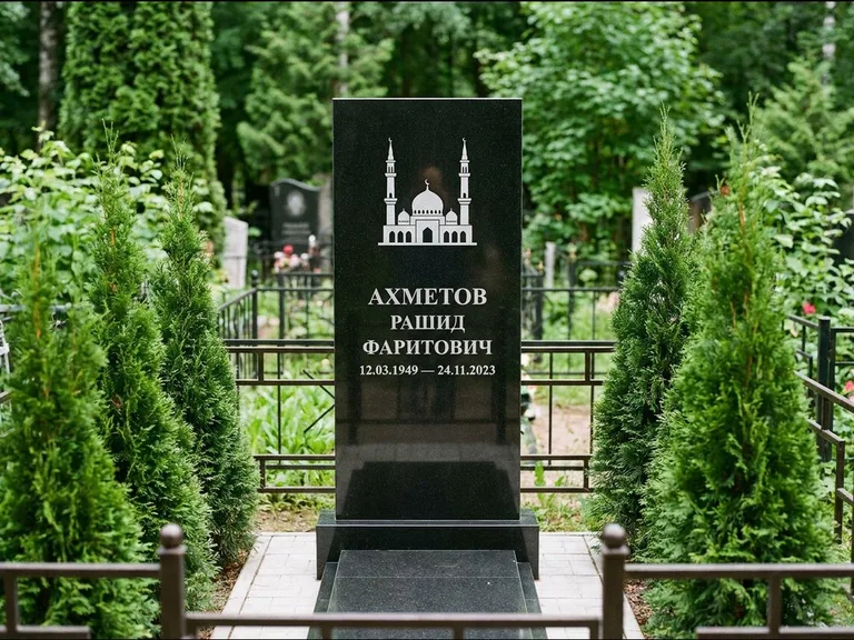 Мусульманский памятник с гравировкой мечети — силуэт мечети с двумя минаретами над именем, работа «Ахметов» в Волгограде