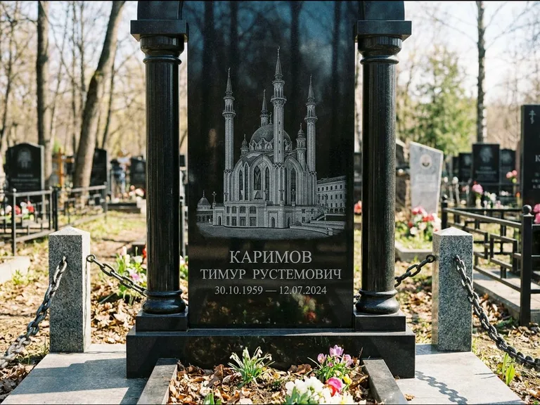 Мусульманский памятник с гравировкой мечети: стела с колоннами-минаретами по бокам — детализированная гравировка мечети Кул-Шариф, гранитные столбики с провисающей цепью, работа «Каримов» в Волгограде