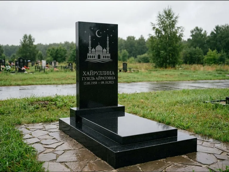 Мусульманский памятник с гравировкой мечети: ступенчатая двухуровневая стела — гравировка мечети под полумесяцем и звёздами, каменная дорожка из плитняка, работа «Хайруллина» в Волгограде