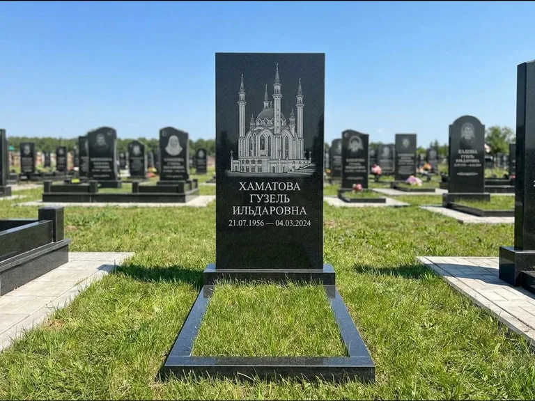 Мусульманский памятник с гравировкой мечети: небольшая скромная одиночная стела — золочёная гравировка мечети, аккуратный участок с газоном, работа «Нигматуллина» в Волгограде