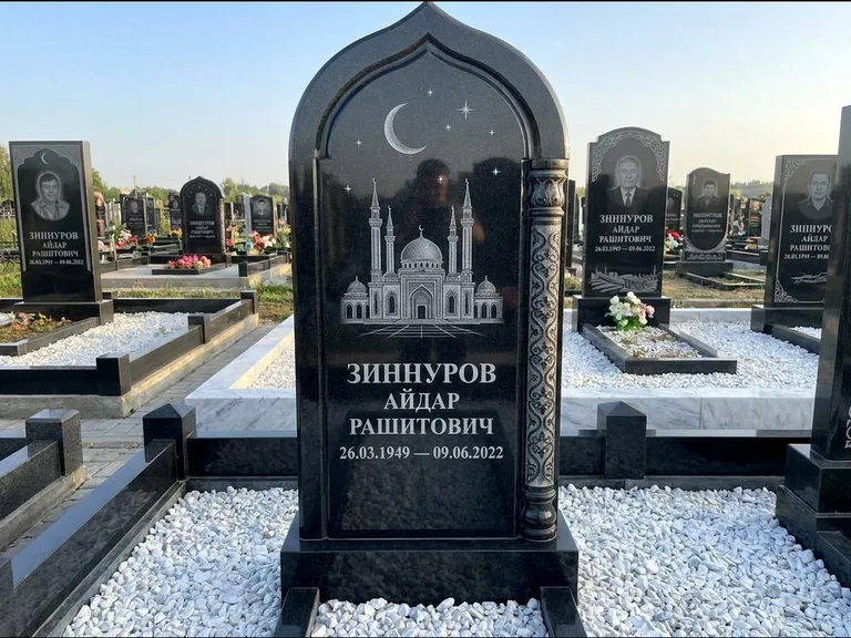 Мусульманский памятник с гравировкой мечети: стела с михраб-верхом и резной боковой колонной — детализированная гравировка мечети Кул-Шариф, белая мраморная крошка, работа «Ахметов» в Волгограде