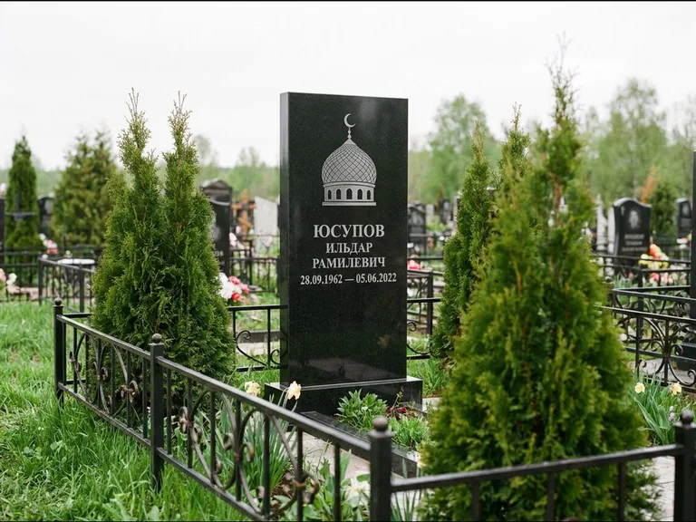 Мусульманский памятник с гравировкой мечети — купол с полумесяцем в верхней части, работа «Юсупов» в Волгограде