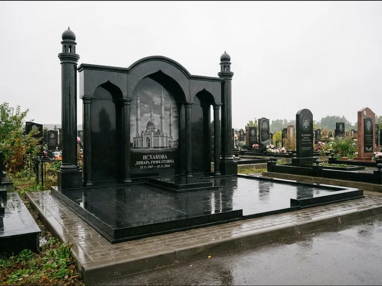 Мусульманский памятник с гравировкой мечети: семейный мемориал с колоннами-минаретами и аркой — золочёная гравировка мечети, большая мощёная площадка, работа «Абдуллаева» в Волгограде