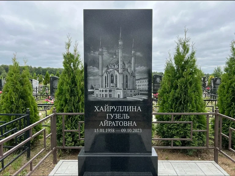 Мусульманский памятник с гравировкой мечети — панорама мечети во всю ширину стелы, работа «Хайруллина» в Волгограде