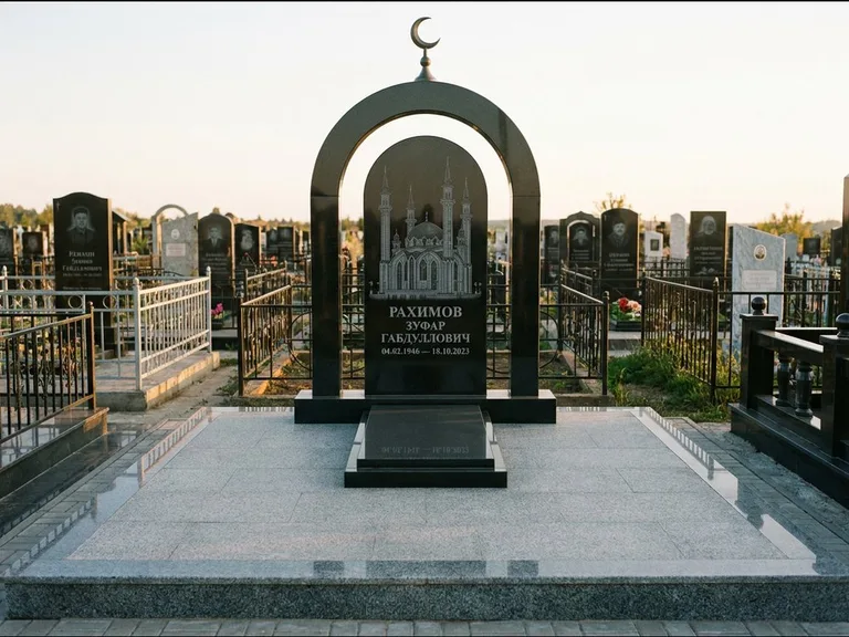 Мусульманский памятник с гравировкой мечети: монументальная стела-арка с полумесяцем на вершине — детализированная гравировка мечети Кул-Шариф, мощёная гранитная площадка с бордюром, работа «Юсупов» в Волгограде