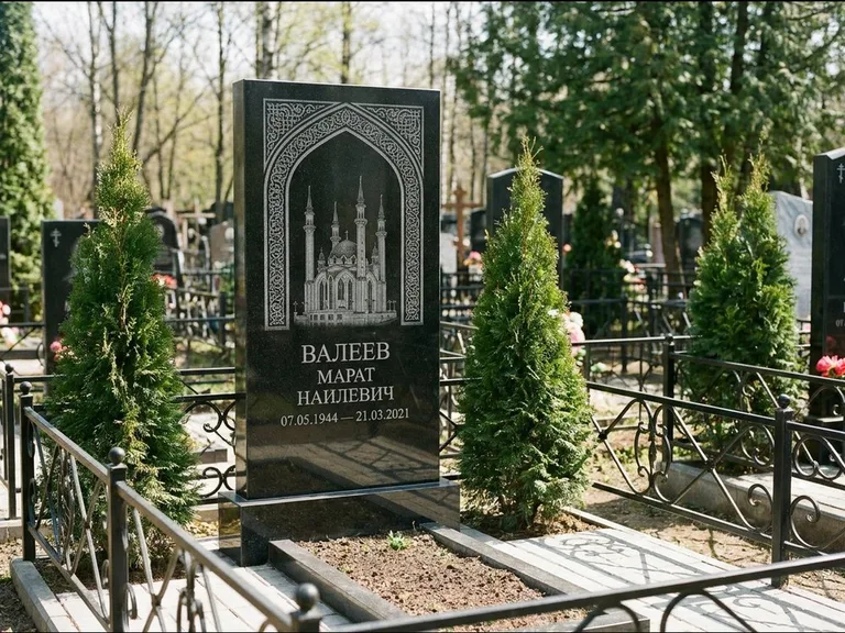Мусульманский памятник с гравировкой мечети — мечеть в восточной арке с орнаментом, работа «Валеев» в Волгограде