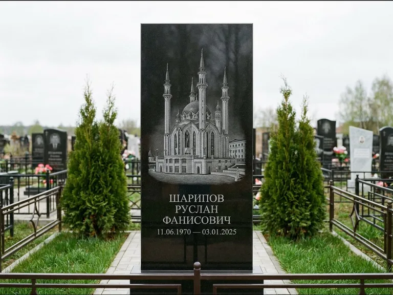 Мусульманский памятник с гравировкой мечети — мечеть Кул-Шариф на обороте стелы, работа «Шарипов» в Волгограде