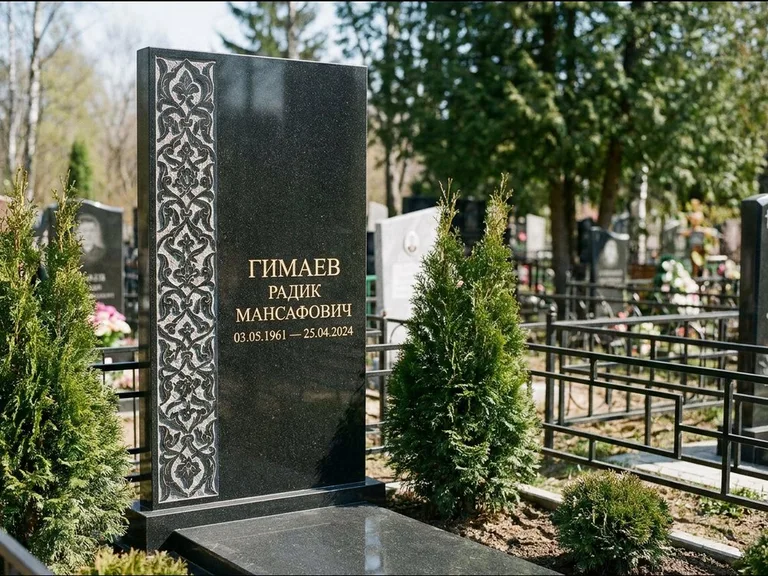 Мусульманский памятник — колонна ислими по краю стелы, работа «Гимаев» в Волгограде