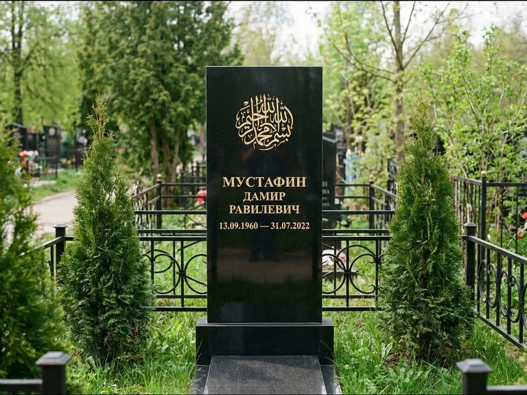 Мусульманский памятник — шахада в верхней части стелы, работа «Мустафин» в Волгограде