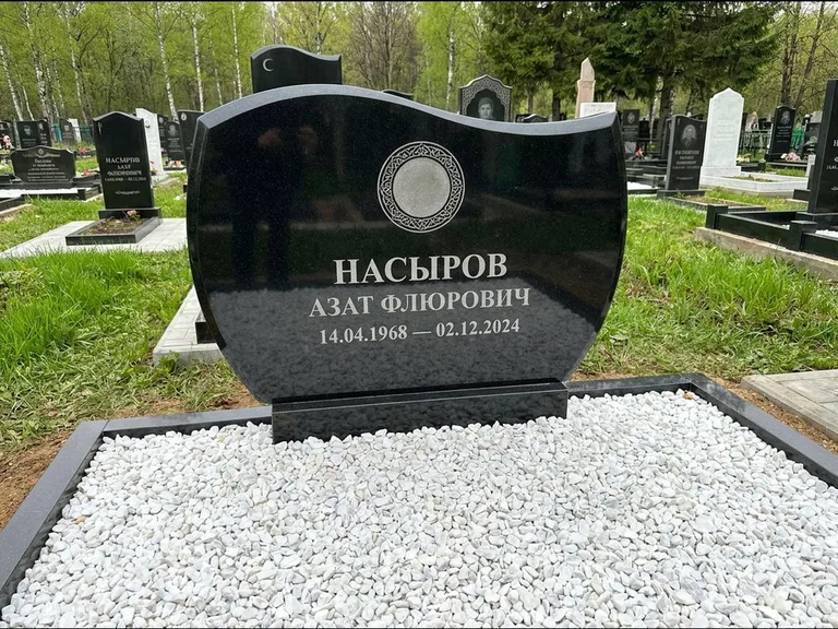 Мусульманский памятник: стела с волнообразным скошенным верхом — гравировка мечети под полумесяцем и звёздами, белая мраморная крошка с бордюром, работа «Насыров» в Волгограде