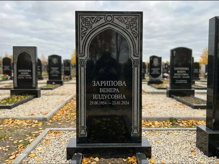 Мусульманский памятник: фигурная стела с михраб-нишей — гравировка мечети в михраб-арке с орнаментом, светлая гравийная отсыпка, работа «Зарипова» в Волгограде