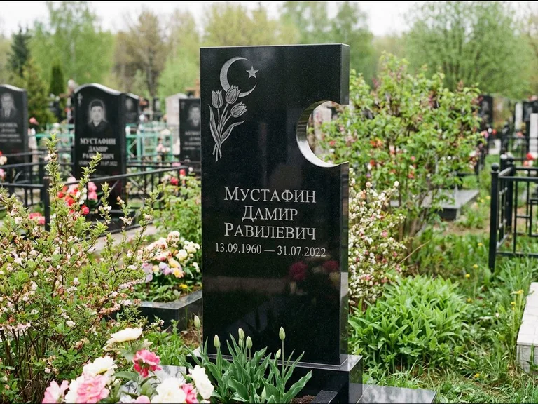 Мусульманский памятник: стела с боковым вырезом в форме полумесяца — гравировка минарета с полумесяцем, низкие кусты в цвету, работа «Мустафин» в Волгограде