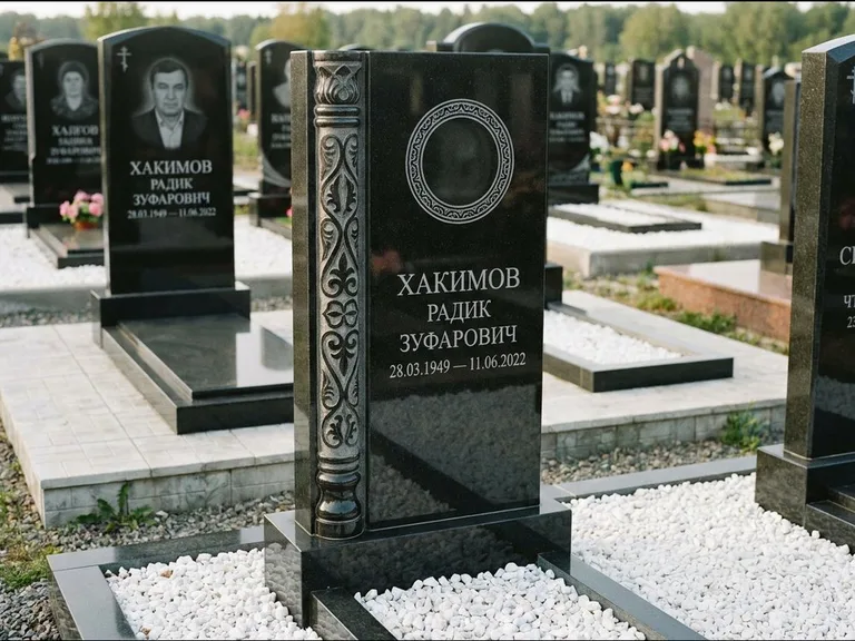 Мусульманский памятник: стела с боковой резной орнаментальной колонной — детализированная гравировка мечети Кул-Шариф, белая мраморная крошка, работа «Хабибуллин» в Волгограде