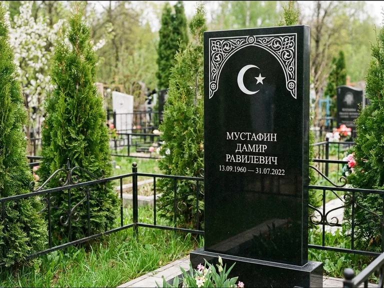 Мусульманский памятник — полумесяц со звездой и орнамент-бордюр, работа «Мустафин» в Волгограде