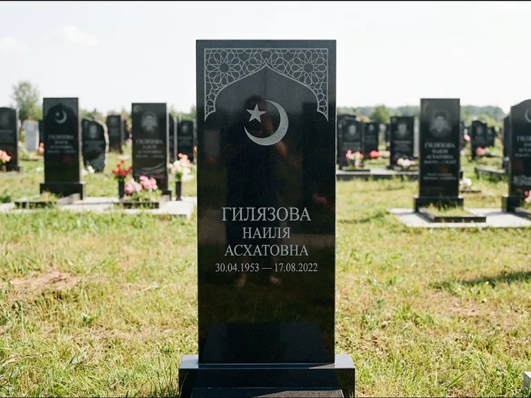 Мусульманский памятник: узкая вертикальная стела-пилон с полумесяцем — гравировка мечети в михраб-арке с орнаментом, открытая лужайка без ограды, работа «Ибрагимова» в Волгограде