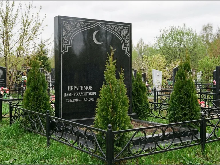 Памятник с гравировкой полумесяца — гравировка полумесяца в восточной арке с орнаментом, работа «Ибрагимов» в Волгограде