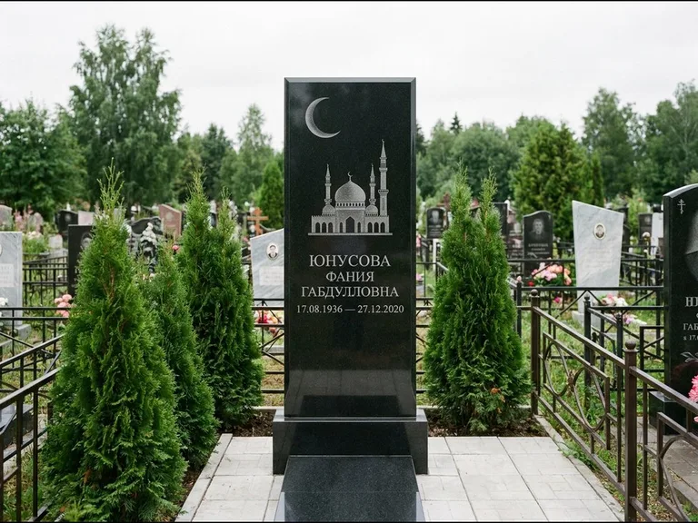 Памятник с гравировкой полумесяца — гравировка полумесяца над силуэтом мечети, работа «Юнусова» в Волгограде
