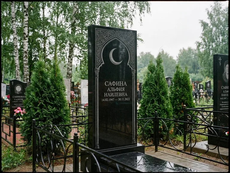 Памятник с гравировкой полумесяца — гравировка полумесяца в восточной арке с орнаментом, работа «Сафина» в Волгограде