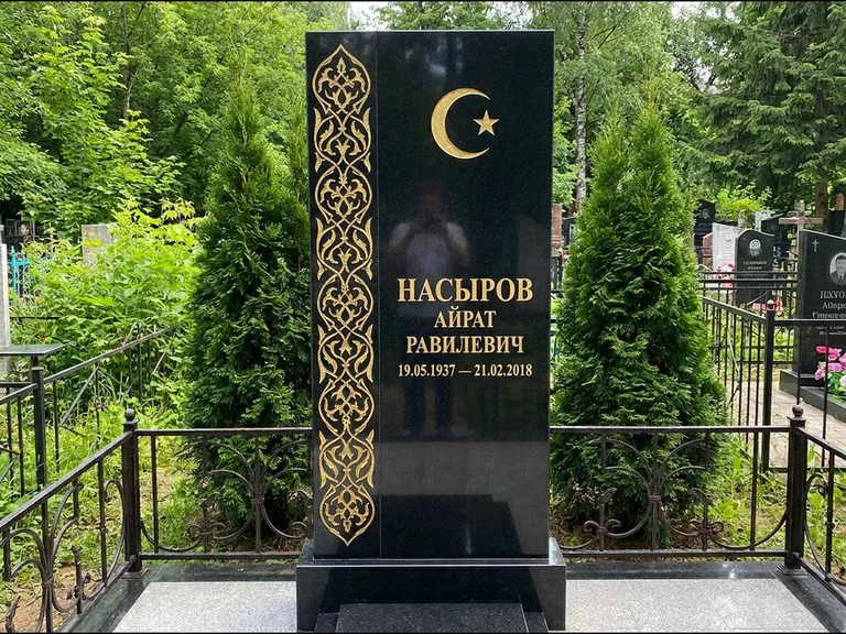 Памятник с гравировкой полумесяца — золочёный полумесяц и колонна растительного орнамента-ислими, работа «Насыров» в Волгограде